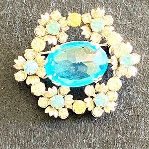 Beautiful delicate vintage brooch